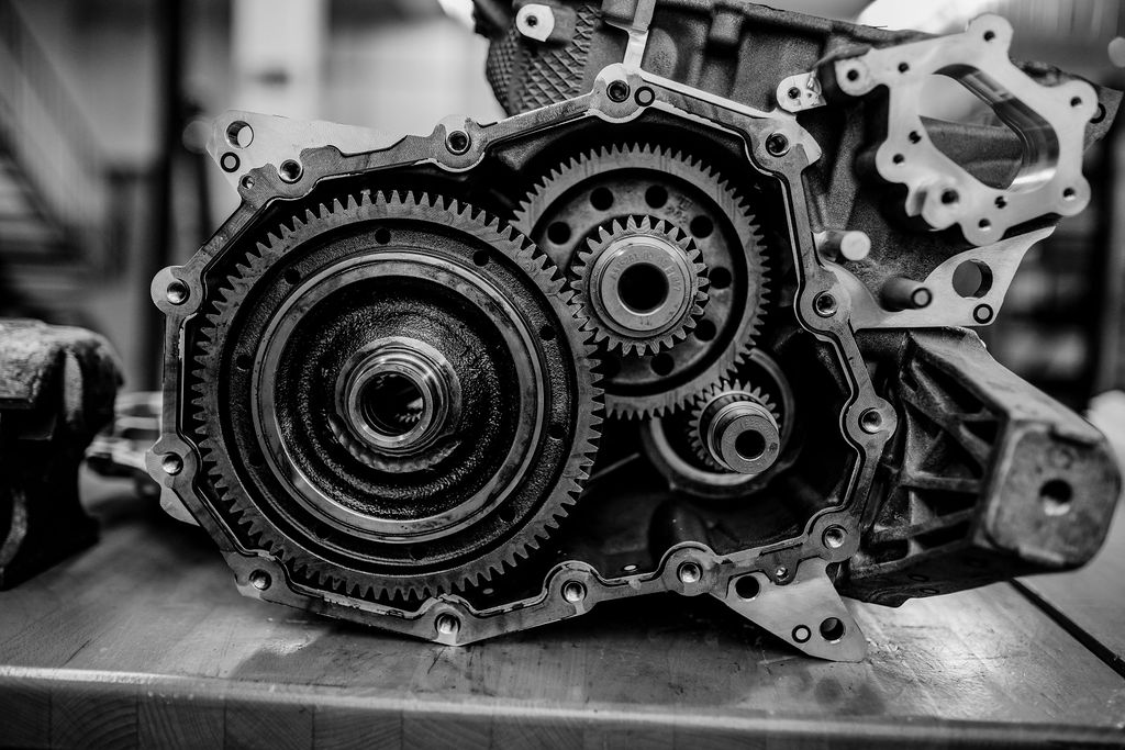 Komplexe mechanische Baugruppe mit Zahnrädern und Präzisionskomponenten für industrielle Anwendungen