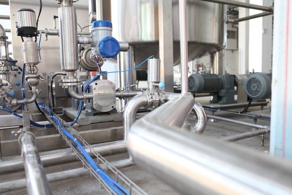 Industrielle Anlage mit Edelstahlrohrsystemen und verfahrenstechnischen Komponenten